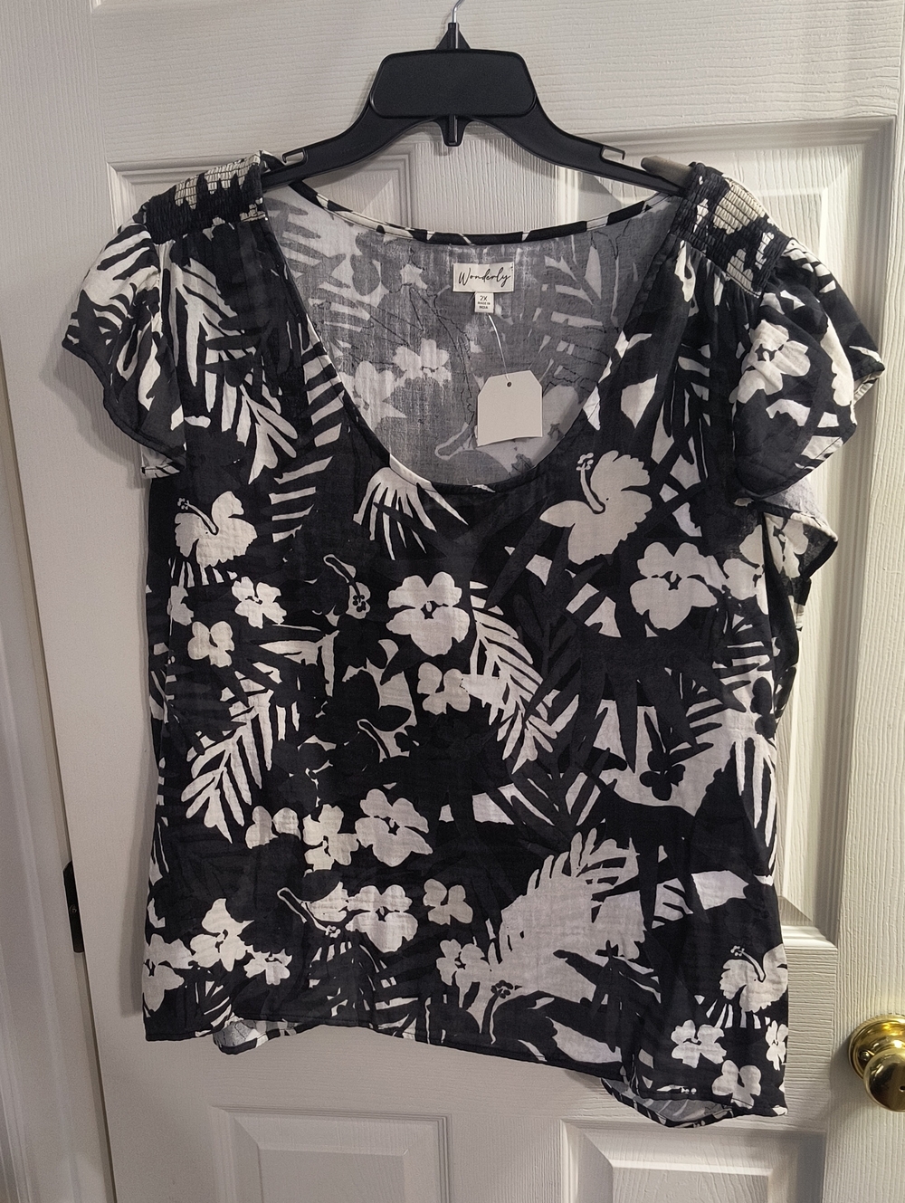Wonderly New With Tags Black & White Tropical Floral Short Sleeve Top